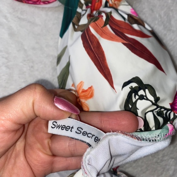 Off the shoulder cheeky tropical floral bikini - Picture 6 of 9